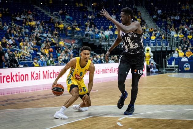 Basketball Berlin 08 10 2021 Season 2021 2022 EuroLeague Regular Season Alba Berlin LDLC ASVEL Villeurbanne Maodo Lo Alba Berlin, No 00 Youssoupha Fall Villeurbanne, No 19