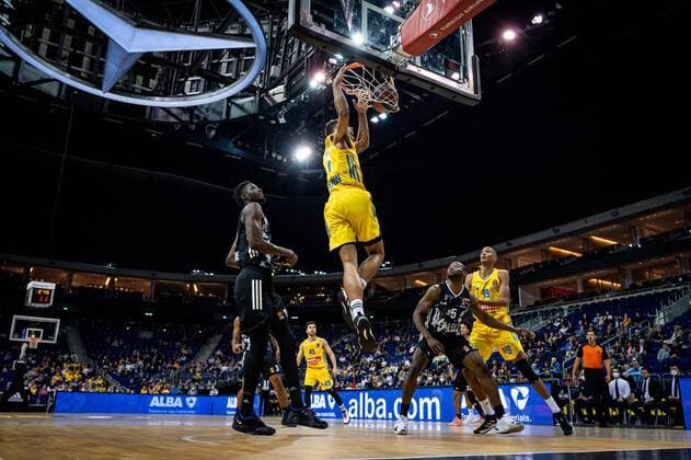 Basketball Berlin 08 10 2021 Season 2021 2022 EuroLeague Regular Season Alba Berlin LDLC ASVEL Villeurbanne Oscar Da Silva Alba Berlin, No 01 Youssoupha Fall Villeurbanne, No 19 Charles Kahudi Villeurbanne, No 05