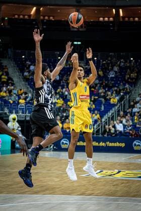 Basketball Berlin 08 10 2021 Season 2021 2022 EuroLeague Regular Season Alba Berlin LDLC ASVEL Villeurbanne Maodo Lo Alba Berlin, No 00 Chris Jones Villeurbanne, No 03