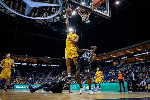 Basketball Berlin 08 10 2021 Season 2021 2022 EuroLeague Regular Season Alba Berlin LDLC ASVEL Villeurbanne Oscar Da Silva Alba Berlin, No 01 Charles Kahudi Villeurbanne, No 05 Youssoupha Fall Villeurbanne, No 19 on the ground