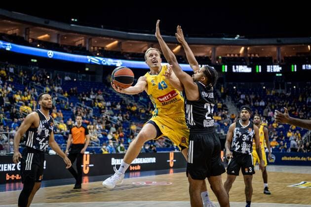 Basketball Berlin 08 10 2021 Season 2021 2022 EuroLeague Regular Season Alba Berlin LDLC ASVEL Villeurbanne Luke Sikma Alba Berlin, No 43 William Howard Villeurbanne, No 25