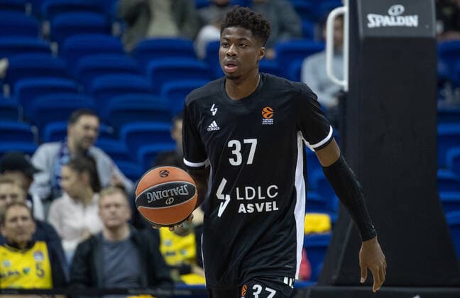 Basketball EuroLeague, ALBA Berlin ASVEL Lyon Villeurbanne, 2 Matchday, Mercedes Benz Arena Kostas Antetokounmpo of ASVEL Villeurbanne runs with the ball over the court ALBA Berlin ASVEL Villeurbanne
