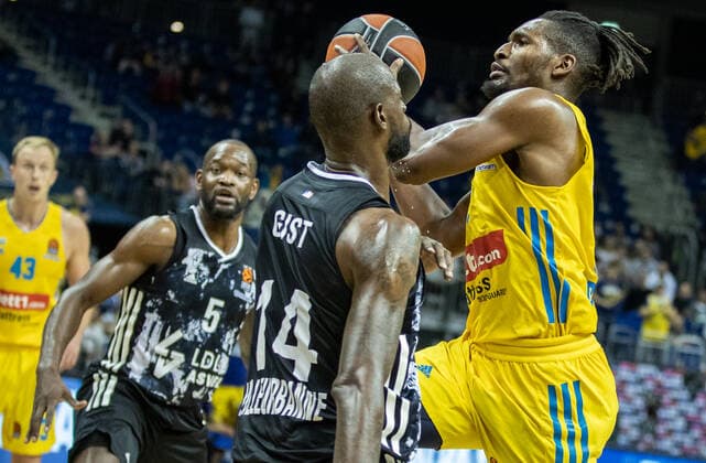 Basketball EuroLeague, ALBA Berlin ASVEL Lyon Villeurbanne, 2 Matchday, Mercedes Benz Arena ALBAs Jaleen Smith r fighting for the ball against James Gist of ASVEL Villeurbanne ALBA Berlin ASVEL Villeurbanne