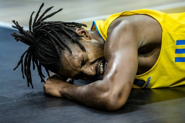 Basketball EuroLeague, ALBA Berlin ASVEL Lyon Villeurbanne, Matchday 2, Mercedes Benz Arena ALBAs Jaleen Smith lies contorted in pain on the floor after colliding with ASVELs Gist ALBA Berlin ASVEL Villeurbanne