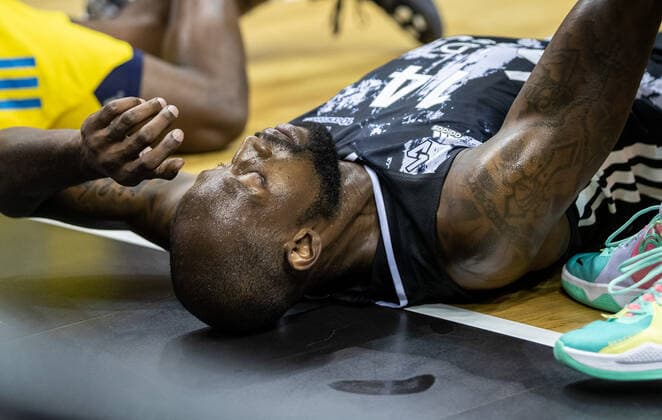 Basketball EuroLeague, ALBA Berlin ASVEL Lyon Villeurbanne, Matchday 2, Mercedes Benz Arena James Gist of ASVEL Villeurbanne lies contorted in pain on the floor after colliding with ALBAs Smith ALBA Berlin ASVEL Villeurbanne