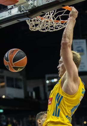 Basketball EuroLeague, ALBA Berlin ASVEL Lyon Villeurbanne, 2 Matchday, Mercedes Benz Arena ALBAs Luke Sikma puts the ball in the basket and hangs on to it ALBA Berlin ASVEL Villeurbanne