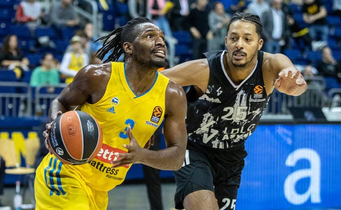 Basketball EuroLeague, ALBA Berlin ASVEL Lyon Villeurbanne, 2 Matchday, Mercedes Benz Arena ALBAs Jaleen Smith l fights for the ball against William Howard of ASVEL Villeurbanne ALBA Berlin ASVEL Villeurbanne