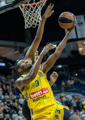 Basketball EuroLeague, ALBA Berlin ASVEL Lyon Villeurbanne, 2 Matchday, Mercedes Benz Arena ALBAs Jaleen Smith l fights for the ball against William Howard of ASVEL Villeurbanne ALBA Berlin ASVEL Villeurbanne