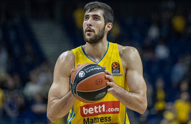 Basketball EuroLeague, ALBA Berlin ASVEL Lyon Villeurbanne, 2 Matchday, Mercedes Benz Arena ALBAs Yovel Zoosman holds the ball ready for the free throw ALBA Berlin ASVEL Villeurbanne
