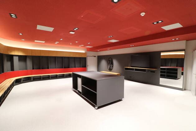 Spacious, modern and attractively equipped with a large mirror and TV set, the home teams changing room in the new Europa Park Stadium Freiburg Press tour of the Europa Park Stadium Freiburg Freiburg Copyright: xHahnex Eibner-Pressefotox EP_joha