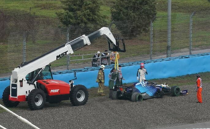 Formula 1 Turkish Grand Prix 2021 09 10 2021, Istanbul Park Circuit, Istanbul, Formula 1 Turkish Grand Prix 2021 ,in picture George Russel GBR 63 , Williams Racing rides into the gravel, the car has to be towed away nordphotoxGmbHx xBratic nph00250
