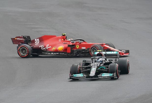 Formula 1 Turkish Grand Prix 2021 09 10 2021, Istanbul Park Circuit, Istanbul, Formula 1 Turkish Grand Prix 2021 ,in the picture Carlos Sainz Jr ESP 55 , Scuderia Ferrari Mission Winnow brakes in the first corner Valtteri Bottas FIN 77 , Mercedes AMG Petronas Formula One Team nordphotoxGmbHx xBratic nph00250