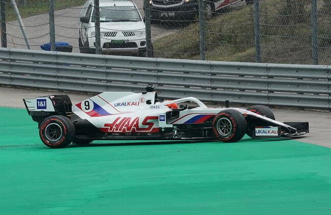 Formula 1 Turkish Grand Prix 2021 09 10 2021, Istanbul Park Circuit, Istanbul, Formula 1 Turkish Grand Prix 2021 ,in the picture Nikita Mazepin RUS 9 , Haas F1 Team brakes in the first corner nordphotoxGmbHx xBratic nph00250
