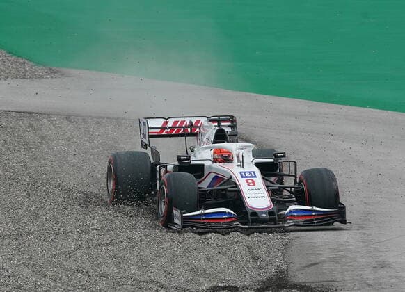 Formula 1 Turkish Grand Prix 2021 09 10 2021, Istanbul Park Circuit, Istanbul, Formula 1 Turkish Grand Prix 2021 ,in the picture Nikita Mazepin RUS 9 , Haas F1 Team brakes in the first corner nordphotoxGmbHx xBratic nph00250