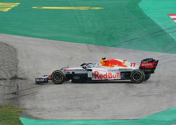 Formula 1 Turkish Grand Prix 2021 09 10 2021, Istanbul Park Circuit, Istanbul, Formula 1 Turkish Grand Prix 2021 ,in the picture Sergio Perez MEX 11 , Red Bull Racing Honda brakes in the first turn nordphotoxGmbHx xBratic nph00250