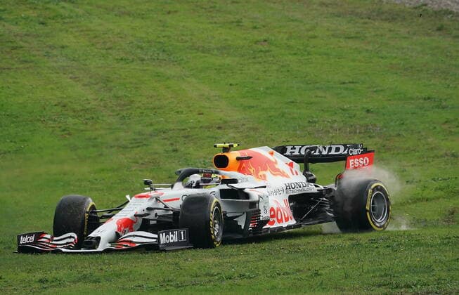 Formula 1 Turkish Grand Prix 2021 09 10 2021, Istanbul Park Circuit, Istanbul, Formula 1 Turkish Grand Prix 2021 ,in the picture Sergio Perez MEX 11 , Red Bull Racing Honda brakes in the first turn nordphotoxGmbHx xBratic nph00250