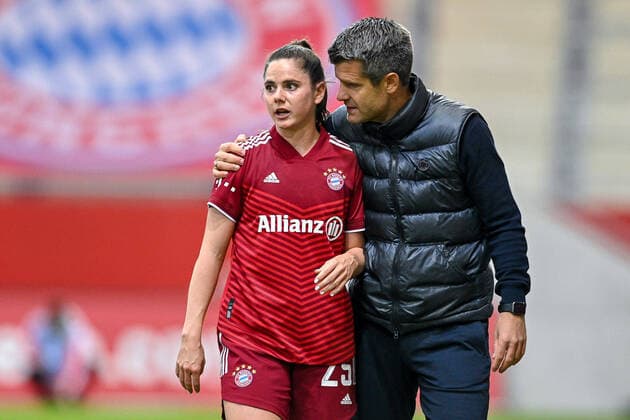 v re Coach Jens Scheuer Coach, Headcoach, FC Bayern Munich, FCB hearts Sarah Zadrazil FC Bayern Munich, FCB, 25 at half time, 09 10 2021, Munich Germany , Football, Flyeralarm Womens Bundesliga, FC Bayern Munich TSG 1899 Hoffenheim, DFB DFL REGULATIONS PROHIBIT ANY USE OF PHOTOGRAPHS AS IMAGE SEQUENCES AND OR QUASI VIDEO xslx