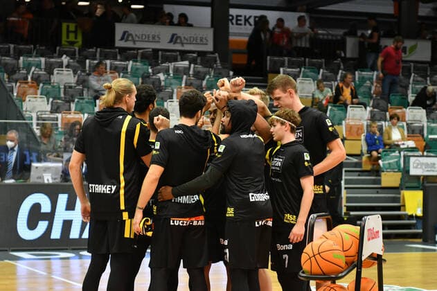 Players circle before the game Basketball, BARMER 2 Basketball Bundesliga, Season 2020 21, RASTA Vechta VfL Kirchheim Knights, 9 10 2021, 4 Matchday, Rasta Dome Vechta Copyright: xWenzel Eibner-Pressefotox RVA