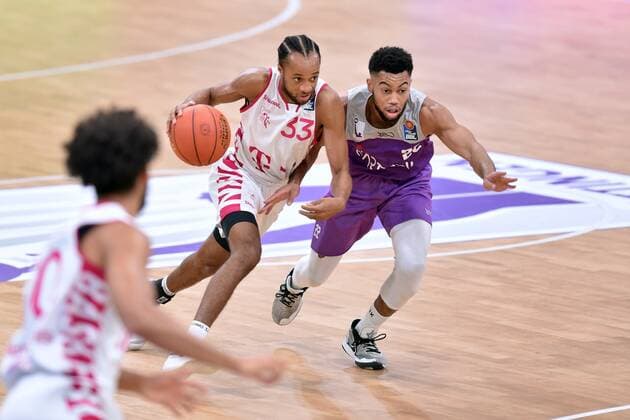 Parker Jackson Cartwright Telekom Baskets Bonn on the ball , Stephen Brown Jr BG Goettingen R , Basketball, Bundesliga, BBL, BG Goettingen Telekom Baskets Bonn, 09 10 2021, BG Goettingen Telekom Baskets Bonn, Basketball, Bundesliga, GER, BBL, 09 10 2021 Goettingen Copyright: xEibner-Pressefotox-xRolandxSippelx