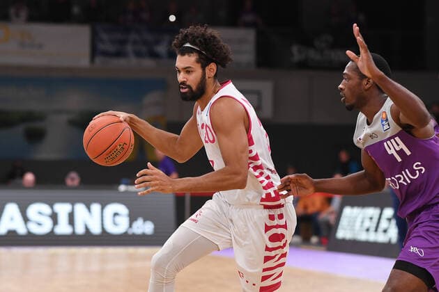 BG Göttingen Telekom Baskets Bonn 09 10 2021, Basketball Bundesliga, 2021 2022 season, 3 match day, BG Göttingen Telekom Baskets Bonns Jeremy Morgan l plays against Göttingens Kamar Baldwin Göttingen Lower Saxony Germany.