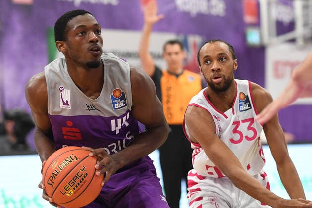 BG Göttingen Telekom Baskets Bonn 09 10 2021, Basketball Bundesliga, 2021 2022 season, 3 match day, BG Göttingen Telekom Baskets Bonn Göttingens Kamar Baldwin l plays against Bonns Parker Jackson Cartwright Göttingen Lower Saxony Germany.