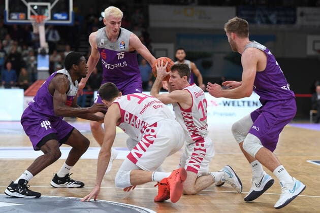 BG Göttingen Telekom Baskets Bonn 09 10 2021, Basketball Bundesliga, 2021 2022 season, 3 match day, BG Göttingen Telekom Baskets Bonn Göttingens Kamar Baldwin, Göttingens Philipp Hartwich and Göttingens Mathis Mönninghoff play against Bonns Saulius Kulvietis and Bonns Skyler Bowlin Göttingen Lower Saxony Germany.