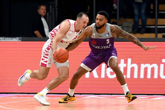 BG Göttingen Telekom Baskets Bonn 09 10 2021, Basketball Bundesliga, 2021 2022 season, 3 match day, BG Göttingen Telekom Baskets Bonn Göttingens Jeff Roberson r plays Bonns Karsten Tadda Göttingen Lower Saxony Germany.