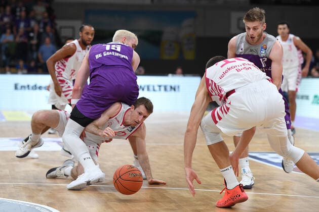 BG Göttingen Telekom Baskets Bonn 09 10 2021, Basketball Bundesliga, 2021 2022 season, 3 match day, BG Göttingen Telekom Baskets Bonns Skyler Bowlin plays against Göttingens Philipp Hartwich Göttingen Lower Saxony Germany.
