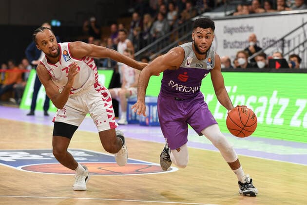 BG Göttingen Telekom Baskets Bonn 09 10 2021, Basketball Bundesliga, 2021 2022 season, 3 match day, BG Göttingen Telekom Baskets Bonn Göttingens Stephen Brown r plays against Bonns Parker Jackson Cartwright Göttingen Lower Saxony Germany.