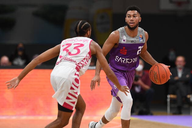 BG Göttingen Telekom Baskets Bonn 09 10 2021, Basketball Bundesliga, 2021 2022 season, 3 match day, BG Göttingen Telekom Baskets Bonn Göttingens Stephen Brown r plays against Bonns Parker Jackson Cartwright Göttingen Lower Saxony Germany.