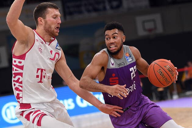 BG Göttingen Telekom Baskets Bonn 09 10 2021, Basketball Bundesliga, 2021 2022 season, 3 match day, BG Göttingen Telekom Baskets Bonn Göttingens Stephen Brown r plays against Bonns Saulius Kulvietis Göttingen Lower Saxony Germany.