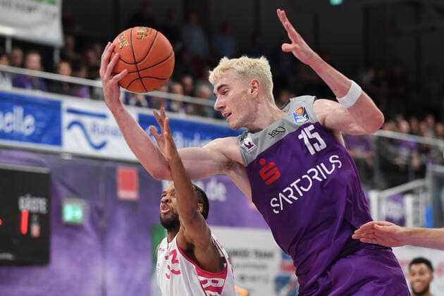 BG Göttingen Telekom Baskets Bonn 09 10 2021, Basketball Bundesliga, 2021 2022 season, 3 match day, BG Göttingen Telekom Baskets Bonn Göttingens Philipp Hartwich r plays against Bonns Parker Jackson Cartwright Göttingen Lower Saxony Germany.