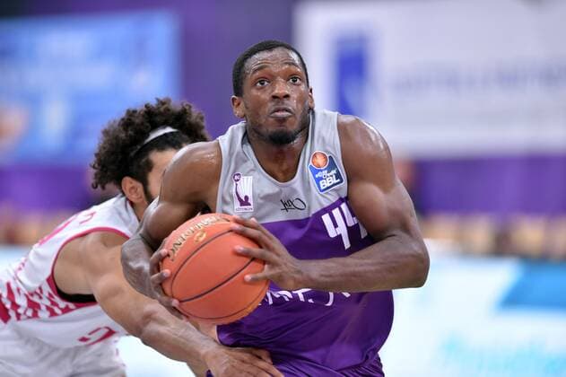 Kamar Baldwin BG Goettingen on the ball , Jeremy Morgan Telekom Baskets Bonn back , Basketball, Bundesliga, BBL, BG Goettingen Telekom Baskets Bonn, 09 10 2021, BG Goettingen Telekom Baskets Bonn, Basketball, Bundesliga, GER, BBL, 09 10 2021 Goettingen Copyright: xEibner-Pressefotox-xRolandxSippelx