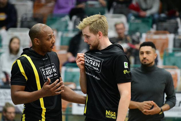 Jonathon Williams VfL Kirchheim Knights 24 with Till Pape VfL Kirchheim Knights 19 Basketball, BARMER 2 Basketball Bundesliga, season 2020 21, RASTA Vechta VfL Kirchheim Knights, 9 10 2021, 4 matchday, Rasta Dome Vechta. Copyright: xWenzel Eibner-Pressefotox RVA