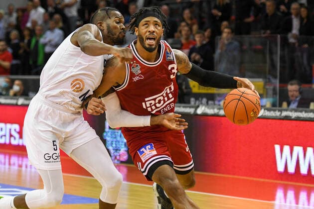 Shyron Ely, Brayon Blake 3 game day, Basketball Bundesliga, Basketball season 2021 2022, Germany, easyCredit BBL, Germany, Giessen 46ers, giessen red, men, Jobstairs GIESSEN 46ers MLP Academics Heidelberg, men, Heidelberg in white