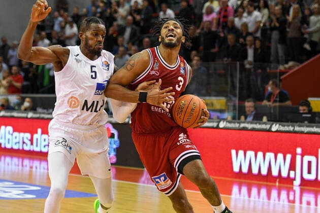 Shyron Ely, Brayon Blake 3 game day, Basketball Bundesliga, Basketball season 2021 2022, Germany, easyCredit BBL, Germany, Giessen 46ers, giessen red, men, Jobstairs GIESSEN 46ers MLP Academics Heidelberg, men, Heidelberg in white