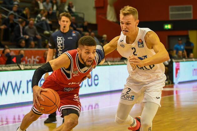 Kendale McCullum, Niklas Würzner 3 Spieltag, Basketball Bundesliga, Basketball season 2021 2022, Germany, easyCredit BBL, Germany, Giessen 46ers, giessen red, men, Jobstairs GIESSEN 46ers MLP Academics Heidelberg, men, Heidelberg in white