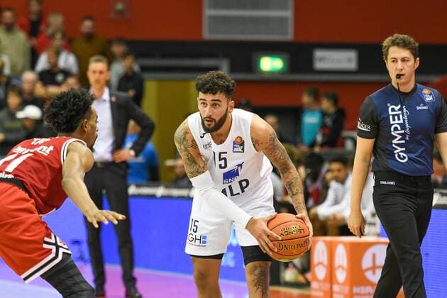 Jalen Tate, Jordan Geist 3 Spieltag, Basketball Bundesliga, Basketball season 2021 2022, Germany, easyCredit BBL, Germany, Giessen 46ers, giessen red, men, Jobstairs GIESSEN 46ers MLP Academics Heidelberg, men, Heidelberg in white
