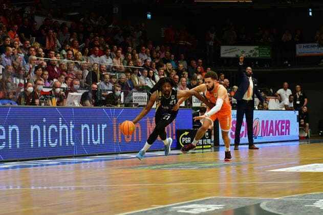Rohndell Domminic Goodwin VfL Kirchheim Knights 21 with Sheldon Eberhardt Rasta Vechta 13 in the HIntergrund Derrick Allen Head Coach Rasta Vechta Basketball, BARMER 2 Basketball Bundesliga, Season 2020 21, RASTA Vechta VfL Kirchheim Knights, 9 10 2021, 4 Matchday, Rasta Dome Vechta Copyright: xWenzel Eibner-Pressefotox RVA