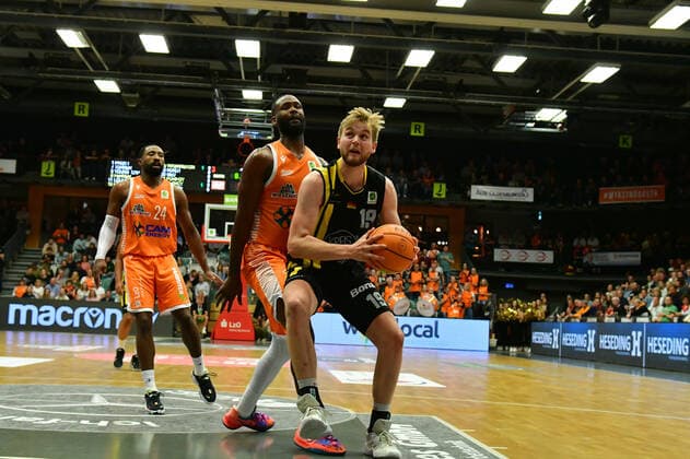 Till Pape VfL Kirchheim Knights 19 with Devin Searcy Rasta Vechta 34 Basketball, BARMER 2 Basketball Bundesliga, season 2020 21, RASTA Vechta VfL Kirchheim Knights, 9 10 2021, 4 matchday, Rasta Dome Vechta. Copyright: xWenzel Eibner-Pressefotox RVA