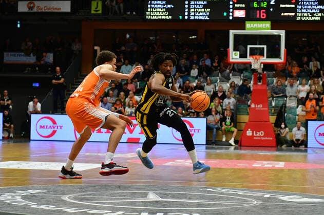 Rohndell Domminic Goodwin VfL Kirchheim Knights 21 vs Sheldon Eberhardt Rasta Vechta 13 Basketball, BARMER 2 Basketball Bundesliga, 2020 21 season, RASTA Vechta VfL Kirchheim Knights, 9 10 2021, Matchday 4, Rasta Dome Vechta. Copyright: xWenzel Eibner-Pressefotox RVA