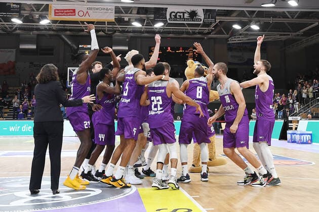 BG Göttingen Telekom Baskets Bonn 09 10 2021, Basketball Bundesliga, 2021 2022 season, 3 match day, BG Göttingen Telekom Baskets Bonn Göttingen players celebrate after the game Göttingen Lower Saxony Germany
