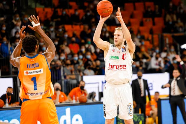 right Christian Sengfelder Brose Bamberg, 43 left 01 Cristiano Felicio ratiopharm Ulm ratiopharm Ulm Brose Bamberg, easyCredit Basketball Bundesliga, season 2021 2022, 3 matchday, Ulm, Germany, 09 10 2021, 0171 4157296 Copyright: DanielxLöb