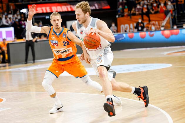 right Christian Sengfelder Brose Bamberg, 43 left 22 Thomas Klepeisz ratiopharm Ulm ratiopharm Ulm Brose Bamberg, easyCredit Basketball Bundesliga, season 2021 2022, 3 matchday, Ulm, Germany, 09 10 2021, Copyright: DanielxLöb
