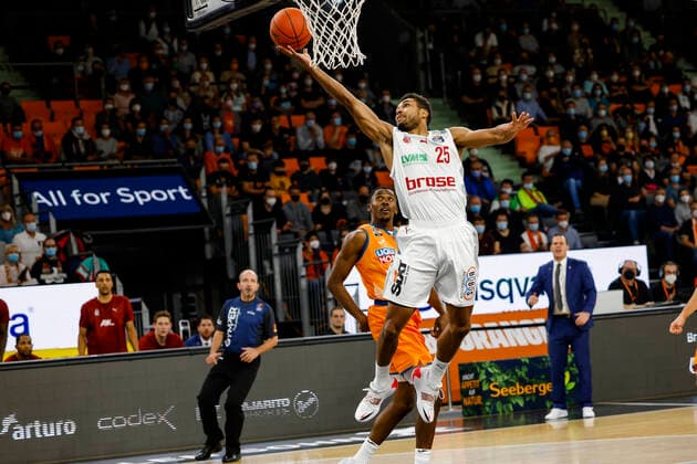 Front Kenneth Ogbe Brose Bamberg, 25 back 00 Semaj Christon ratiopharm Ulm ratiopharm Ulm Brose Bamberg, easyCredit Basketball Bundesliga, 2021 2022 season, 3 match day, Ulm, Germany, 09 10 2021, Copyright: DanielxLöb