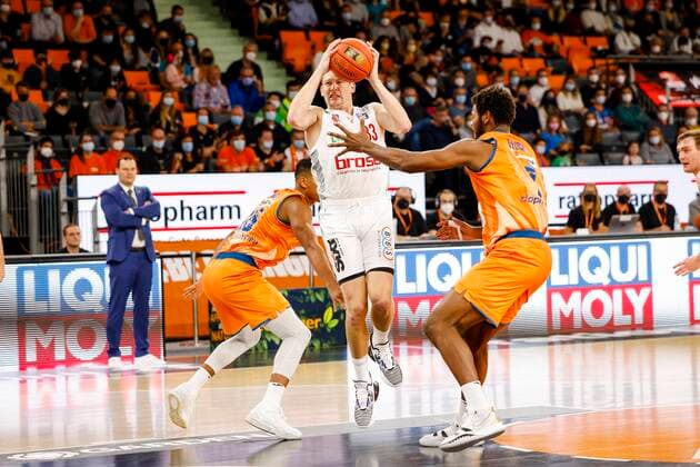 Center Patrick Heckmann Brose Bamberg, 33 right 01 Cristiano Felicio ratiopharm Ulm left 35 Karim Jallow ratiopharm Ulm ratiopharm Ulm Brose Bamberg, easyCredit Basketball Bundesliga, Season 2021 2022, 3 Matchday, Ulm, Germany, 09 10 2021, Copyright: DanielxLöb