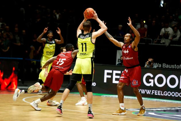 09 10 2021, easyCredit Basketball Bundesliga, BBL, 2021 2022 season, men, Chemnitz Niners Medi Bayreuth Andreas Seiferth, Medi Bayreuth, Darion Atkins, Niners Chemnitz Chemnitz Fair Chemnitz Saxony Germany