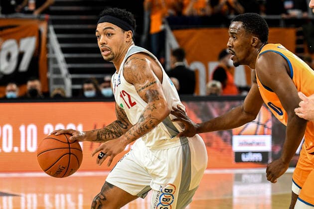 GER, BBL, ratiopharm ulm vs Brose Bamberg 09 10 2021, ratiopharm arena, Neu Ulm, GER, BBL, ratiopharm ulm vs Brose Bamberg, pictured Justin Robinson Bamberg, 12 , Semaj Christon Ulm, 0 nordphotoxGmbHx xHafner nph00200