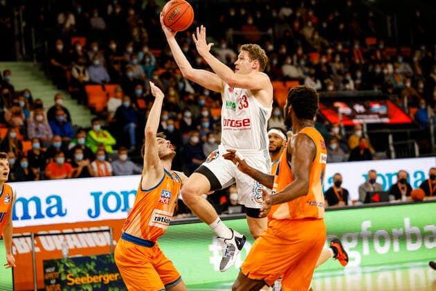 Center Patrick Heckmann Brose Bamberg, 33 left 44 Fedor Zugic ratiopharm Ulm right 01 Cristiano Felicio ratiopharm Ulm ratiopharm Ulm Brose Bamberg, easyCredit Basketball Bundesliga, Season 2021 2022, 3 Matchday, Ulm, Germany, 09 10 2021, Copyright: DanielxLöb
