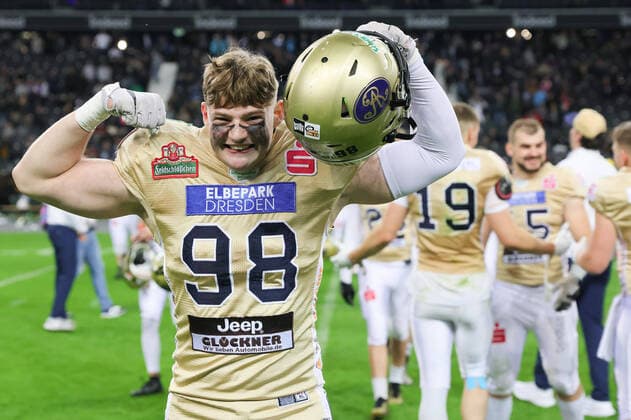 Bilder des Jahres 2021, Sport 10 Oktober Sport Themen der Woche KW40 Sport Bilder des Tages Schwäbisch Hall Unicorns - Dresden Monarchs, German Bowl Carlo Reimann (Dresden Monarchs, 98) jubelt nach Spielende. Finale der SharkWater GFL zwischen den Schwäbisch Hall Unicorns und den Dresden Monarchs am 9. Oktober 2021 im Deutsche Bank Park in Frankfurt am Main., Frankfurt am Main Hessen Deutschland Deutsche Bank Park *** Schwäbisch Hall Unicorns Dresden Monarchs, German Bowl Carlo Reimann Dresden Monarchs, 98 cheers after the end of the game Final of the SharkWater GFL between the Schwäbisch Hall Unicorns and the Dresden Monarchs on 9 October 2021 at Deutsche Bank Park in Frankfurt am Main , Frankfurt am Main Hesse Germany Deutsche Bank Park